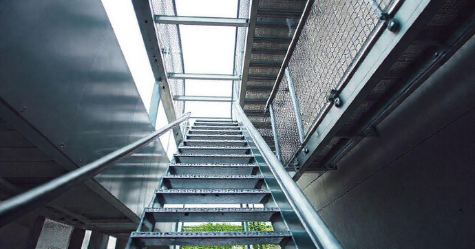 Escada em Aço Galvanizado: Segurança e Estilo