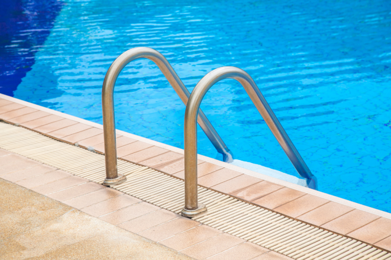 Corrimão de Inox para Piscina: Muito Estilo para o Seu Espaço Aquático