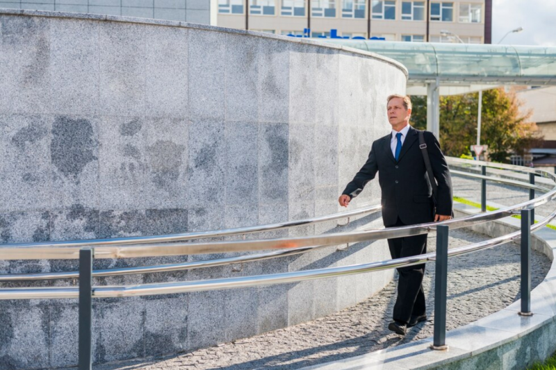 Corrimão de parede em aço inox: segurança e estilo para sua casa