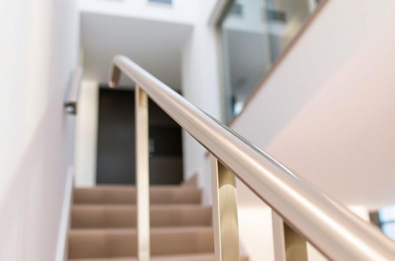 Vantagens do Corrimão em Inox para Seu Espaço: Beleza, Segurança e Durabilidade